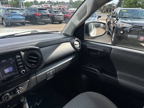 Used 2020 Toyota Tacoma SR AWD/4WD image 28