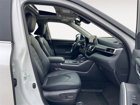 Used 2023 Toyota Highlander XLE image 15