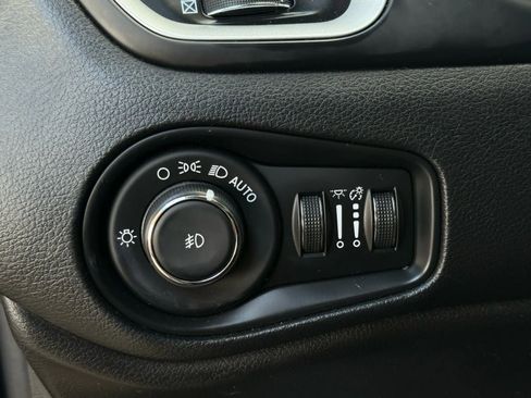 Used 2019 Jeep Renegade Latitude w/ UConnect 8.4 Nav Group image 38