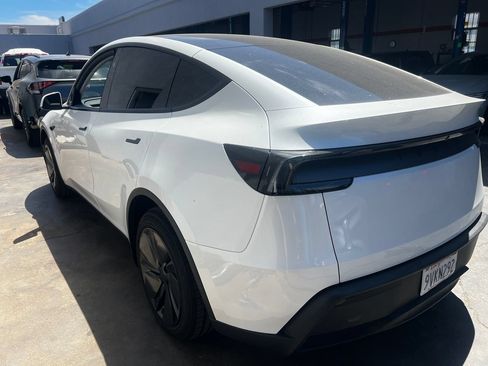 Used 2026 Tesla Model Y 2WD image 4