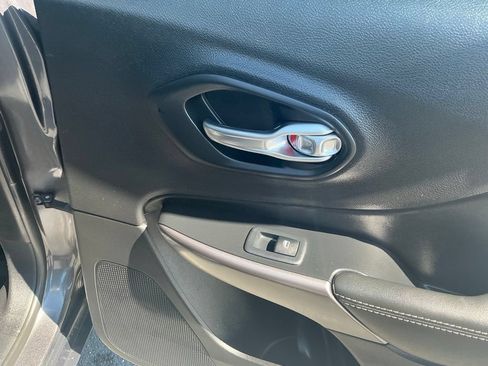 Used 2019 Jeep Cherokee Limited AWD/4WD image 34