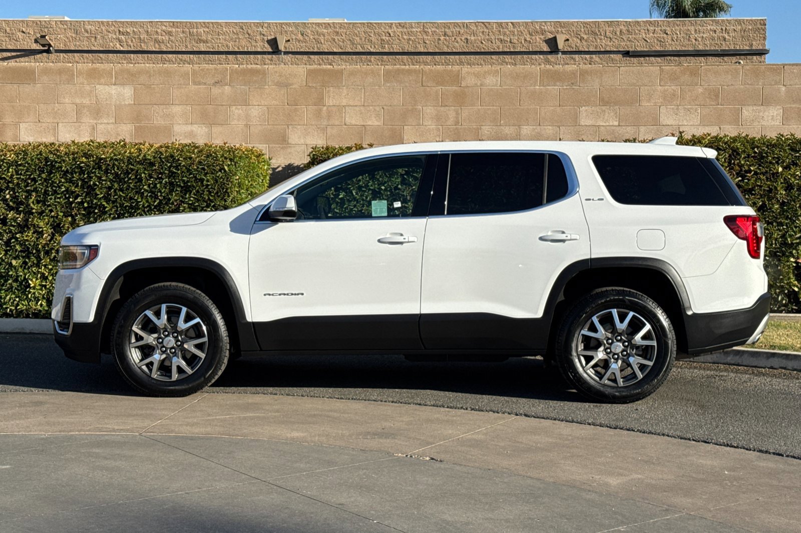 Certified 2023 GMC Acadia SLE w/ LPO, Cargo Package FWD image 7
