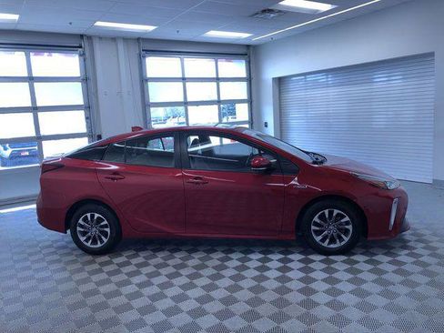 Certified 2022 Toyota Prius Limited w/ Premium Convenience Package FWD image 33