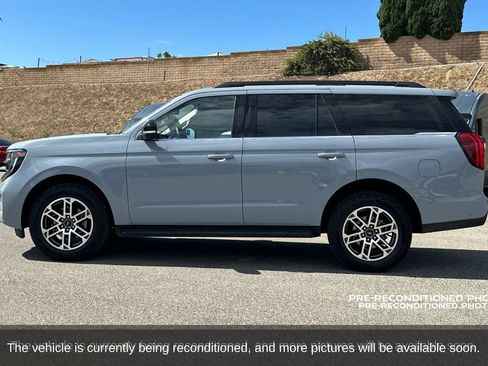 Used 2025 Ford Expedition Active AWD/4WD image 3