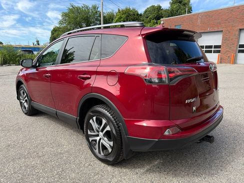 Used 2018 Toyota RAV4 LE AWD/4WD image 4