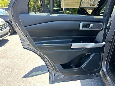 Used 2022 Ford Explorer XLT image 13