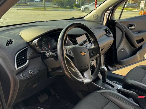 Used 2018 Chevrolet Trax LT w/ Sun & Sound Package AWD/4WD image 24