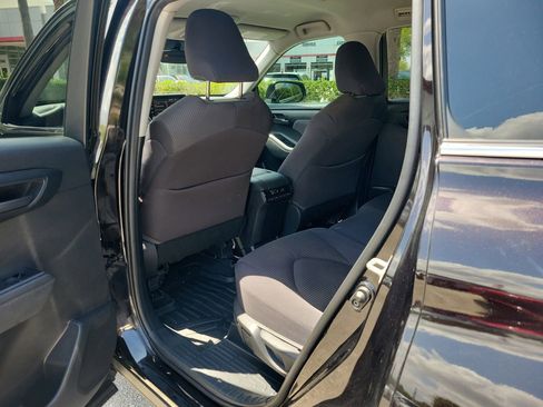 Used 2021 Toyota Highlander L image 8