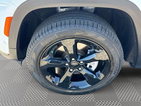 Used 2023 Jeep Grand Cherokee L Limited w/ Luxury Tech Group II image 30