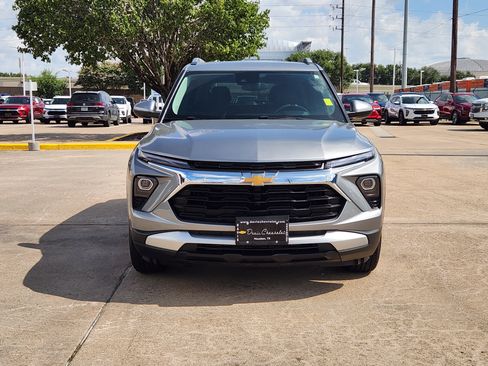 Used 2025 Chevrolet TrailBlazer LT AWD/4WD image 3