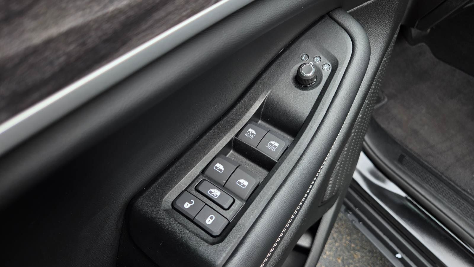 Used 2025 Jeep Grand Cherokee Limited w/ Luxury Tech Group II RWD image 22