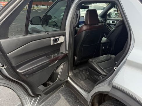 Used 2020 Ford Explorer Platinum w/ Premium Technology Package AWD/4WD image 25