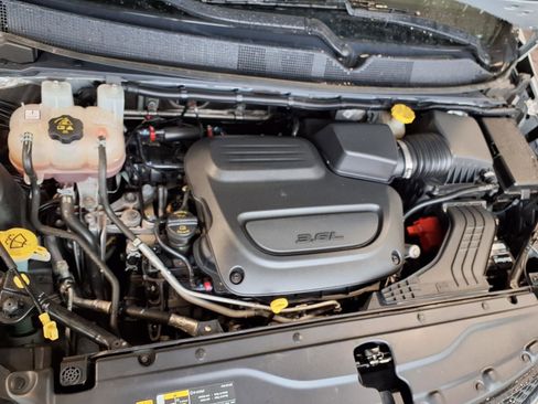 Used 2023 Chrysler Voyager LX image 29