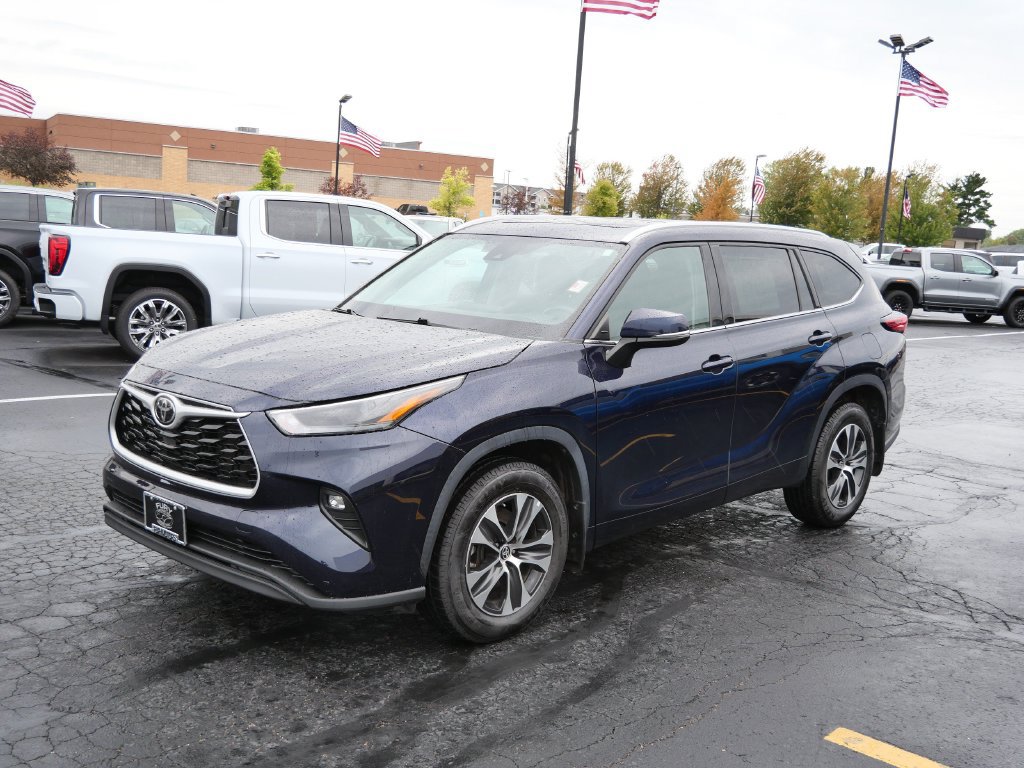 Used 2022 Toyota Highlander XLE AWD/4WD image 5