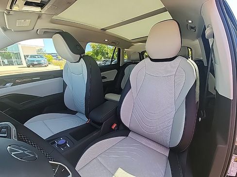 New 2025 Volkswagen Tiguan SE image 10