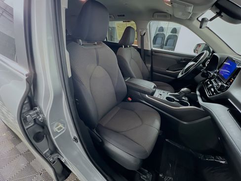 Used 2024 Toyota Highlander LE image 32