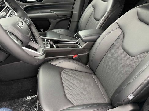 New 2026 Jeep Compass Latitude image 9