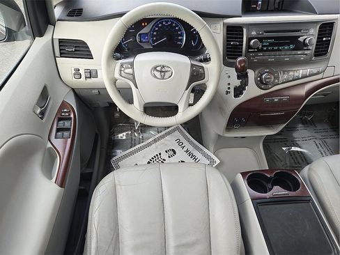 Used 2012 Toyota Sienna XLE image 13