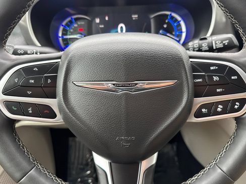 Used 2023 Chrysler Pacifica Touring-L FWD image 25