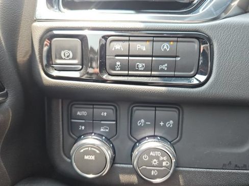 Used 2025 GMC Yukon XL Denali AWD/4WD image 14