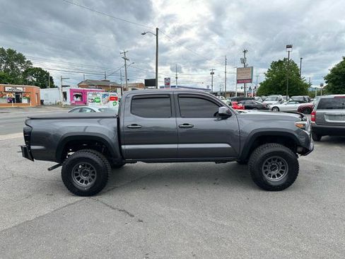 Used 2017 Toyota Tacoma TRD Sport AWD/4WD image 4