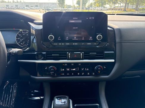 Used 2025 Nissan Pathfinder SV FWD image 18