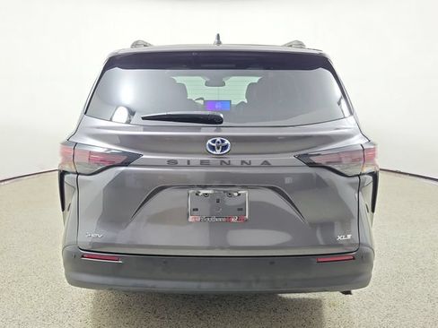 Used 2025 Toyota Sienna XLE FWD image 6