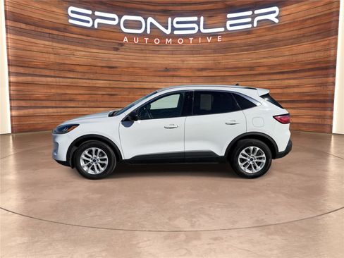 Used 2022 Ford Escape SE image 2