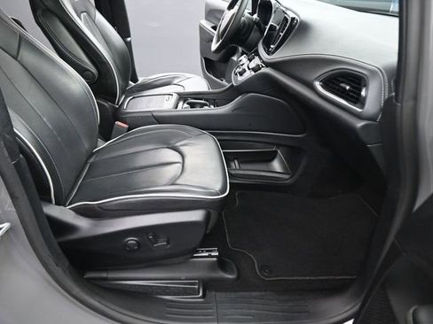 Used 2025 Chrysler Pacifica Limited image 14