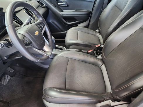 Used 2022 Chevrolet Trax LT w/ LT Convenience Package image 8
