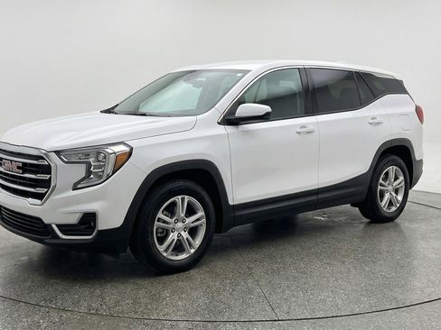 Used 2024 GMC Terrain SLE image 3