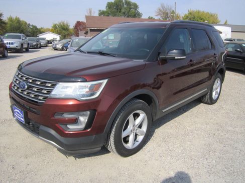 Used 2016 Ford Explorer XLT w/ Equipment Group 202A image 4
