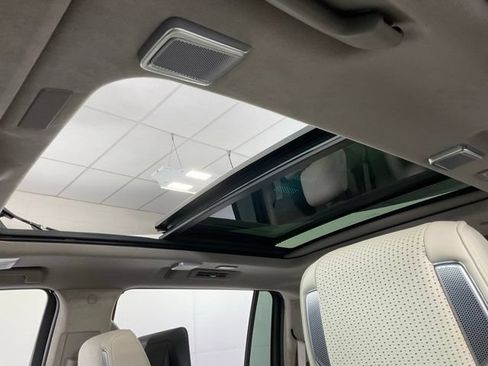 Used 2025 Cadillac Escalade ESV Premium Luxury Platinum AWD/4WD image 23