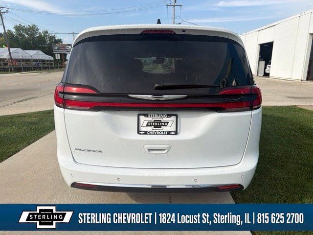 Used 2024 Chrysler Pacifica Touring-L FWD image 4