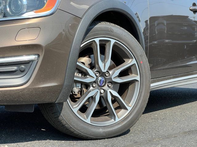 Used 2016 Volvo V60 T5 Cross Country Platinum AWD/4WD image 2