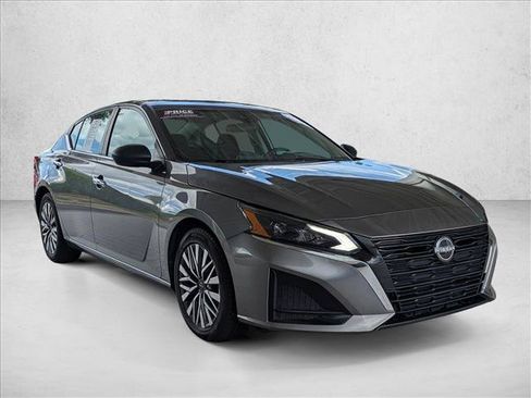 Used 2024 Nissan Altima 2.5 SV FWD image 3