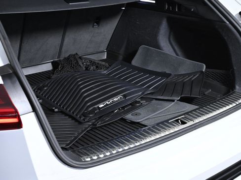 Used 2022 Audi e-tron Chronos image 35