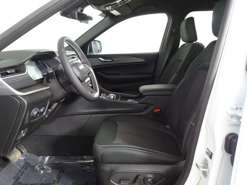 New 2025 Jeep Grand Cherokee Laredo image 7