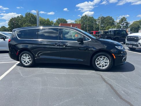 New 2026 Chrysler Pacifica Select image 2