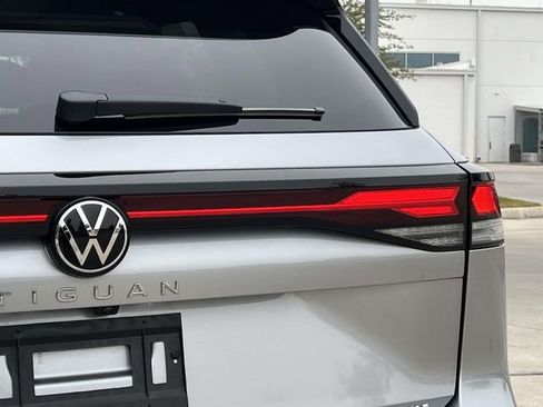 New 2026 Volkswagen Tiguan SE FWD image 5