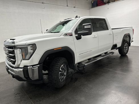Used 2024 GMC Sierra 3500 SLE w/ SLE Value Package AWD/4WD image 4