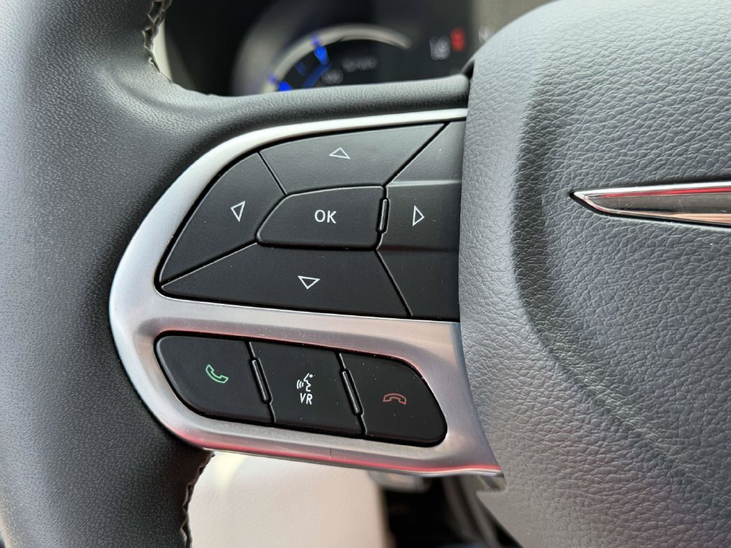 Used 2022 Chrysler Pacifica Touring-L FWD image 23