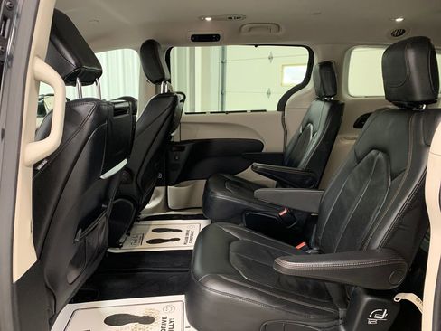 Used 2018 Chrysler Pacifica Touring-L Plus image 18