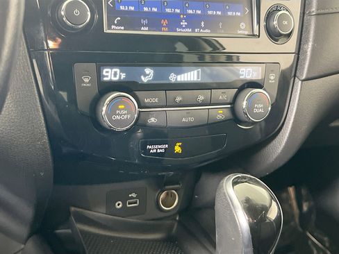 Used 2020 Nissan Rogue SV image 15