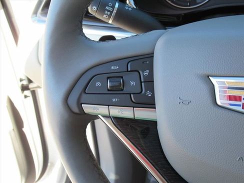 Used 2023 Cadillac XT6 Premium Luxury image 17