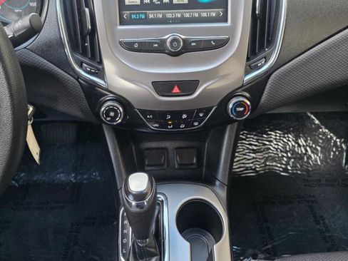 Used 2017 Chevrolet Cruze LT FWD image 17