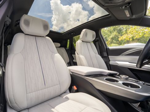 Used 2024 Cadillac Lyriq Luxury RWD image 13