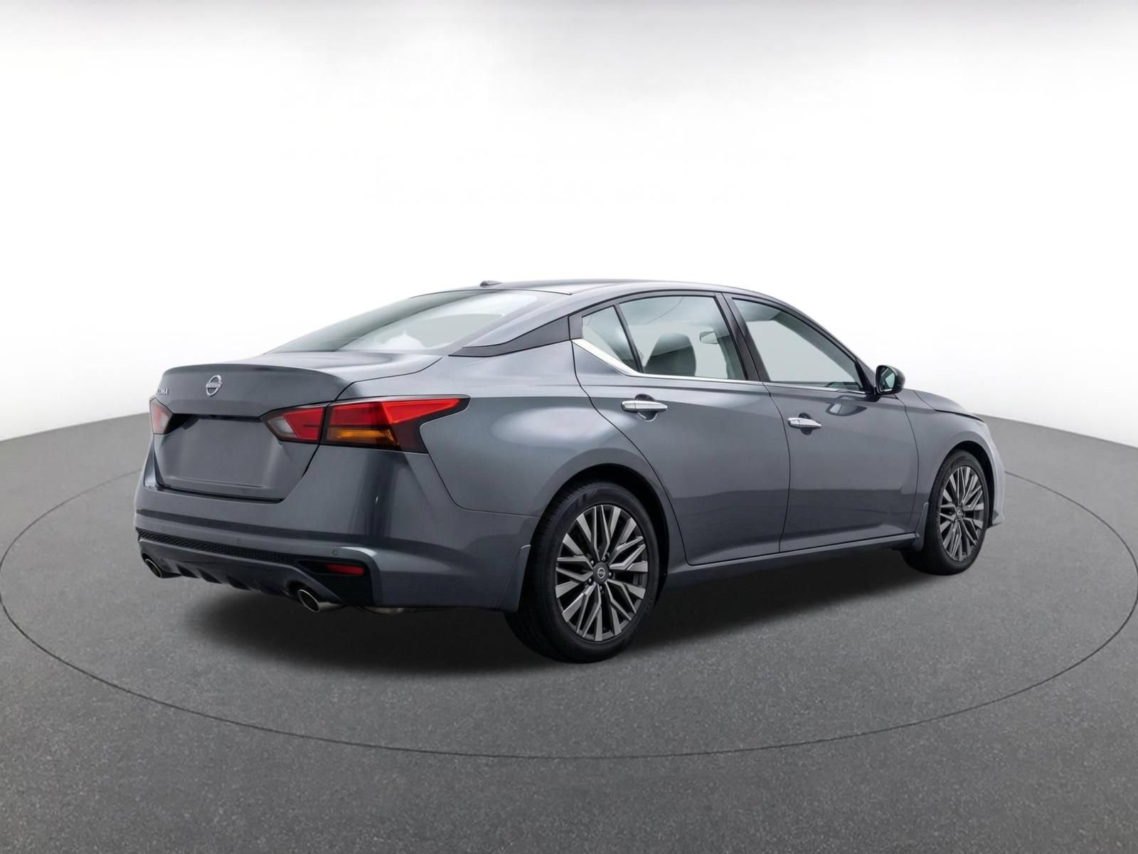 Used 2025 Nissan Altima 2.5 SV FWD image 10