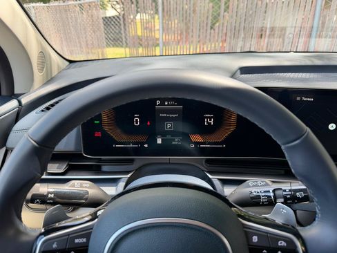 Used 2025 Kia Carnival EX FWD image 16