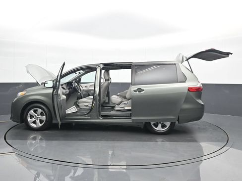 Used 2020 Toyota Sienna L FWD image 27
